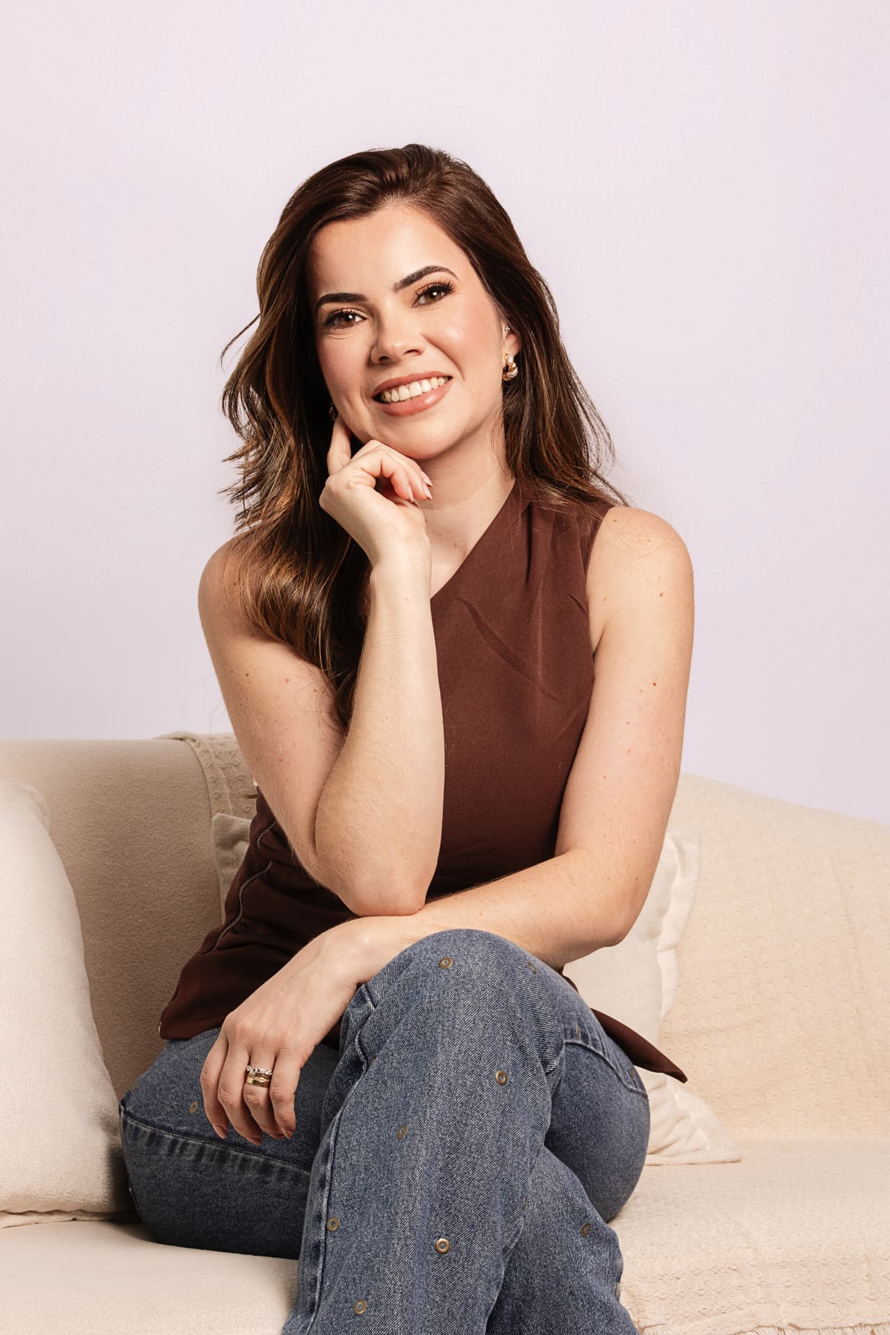 Dra. Ruth Figueirêdo, médica pneumologista, sentada e sorrindo